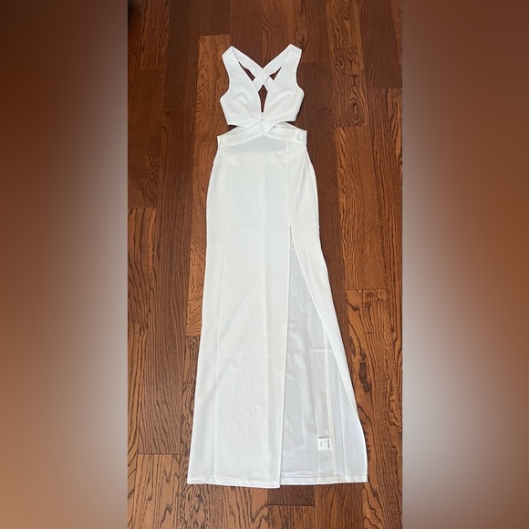 Showpo Anjie Plunge Neck Cross Back Cut Out Maxi Dress in white Size 4 LWD - Picture 3 of 7